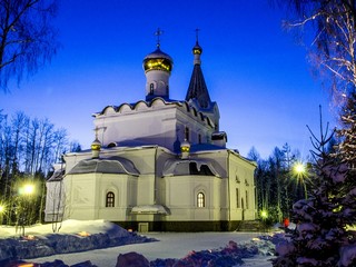 Храм всех святых в земле Российской просиявших