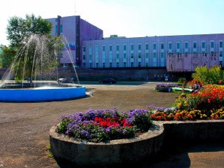 Старый фонтан в Усть-Илимске на Комсомольской площади
