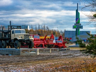 Стела Усть-Илимского ЛПК, будущий сквер героев ЛПК, памятная лесозаготовительная техника