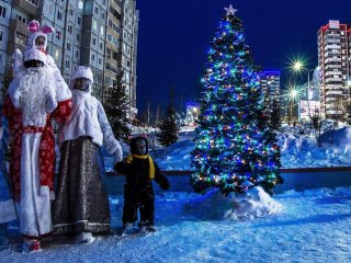 Усть-Илимск. Скульптурная композиция «Семья» в новогодних нарядах