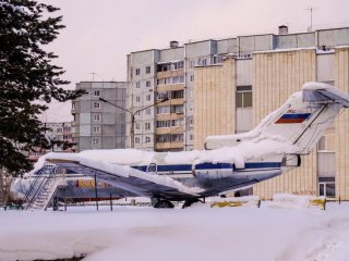 Усть-Илимск. Самолет Як-40 возле ДК «Дружба»