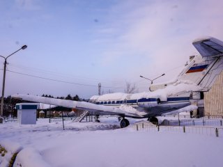 Усть-Илимск. Самолет Як-40 возле ДК «Дружба»