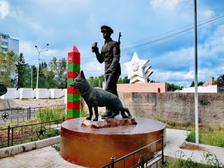 Усть-Илимск. Памятник воинам-пограничниам