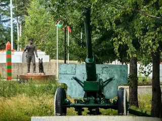 Усть-Илимск. Памятник воинам-пограничниам, пушка