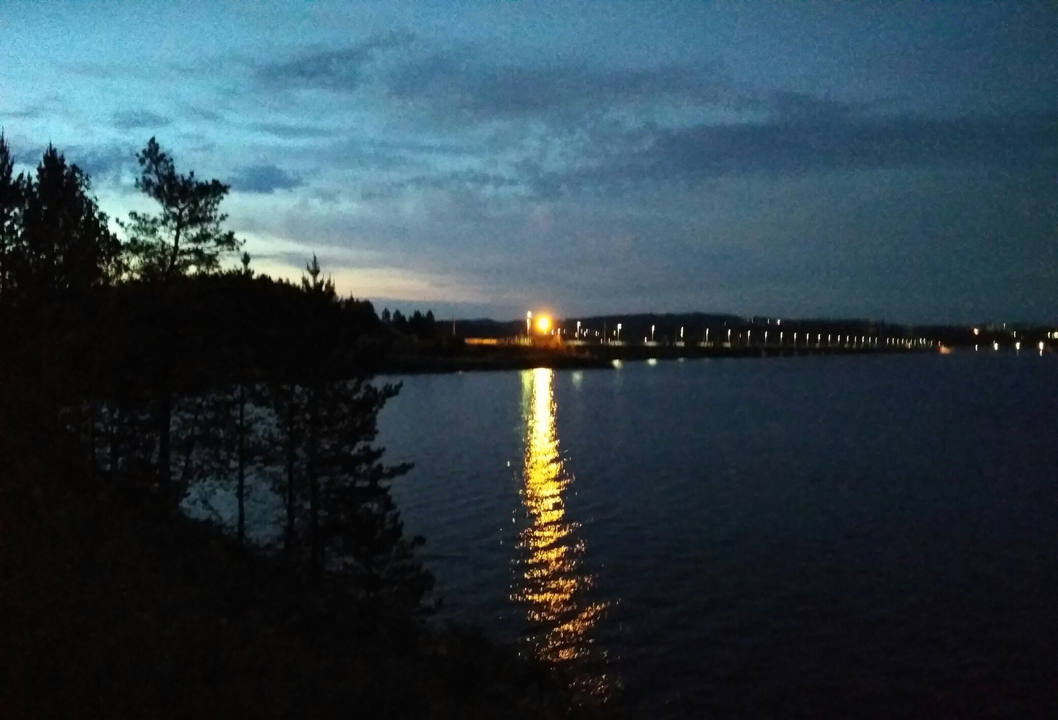 Вид на Усть-Илимскую ГЭС с левобережной дамбы. Белые ночи