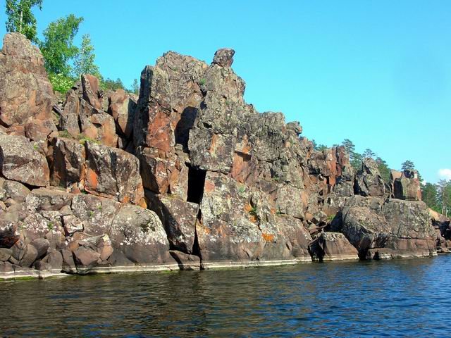 Скальник Три сестры на Усть-Илимском водохранилище