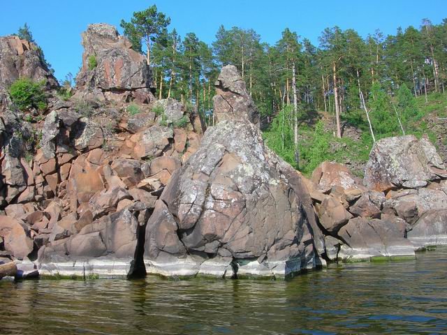 Скальник Три сестры на Усть-Илимском водохранилище
