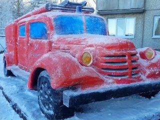 Пожарные Усть-Илимска возвели скульптуру раритетной пожарной машины
