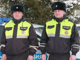 Семья из Усть-Илимска поблагодарила полицейских за помощь на дороге