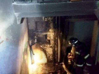 3 человека спасены на пожаре в доме №32 по улице Наймушина в Усть-Илимске