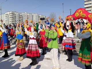 В Усть-Илимске прошли народные гуляния, посвященные проводам зимы и встрече Масленицы