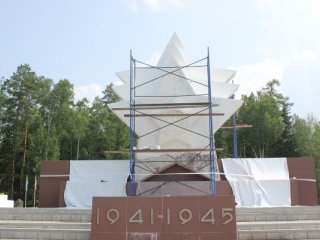 В Усть-Илимске продолжается ремонт мемориальных объектов, посвященных Великой Отечественной войне